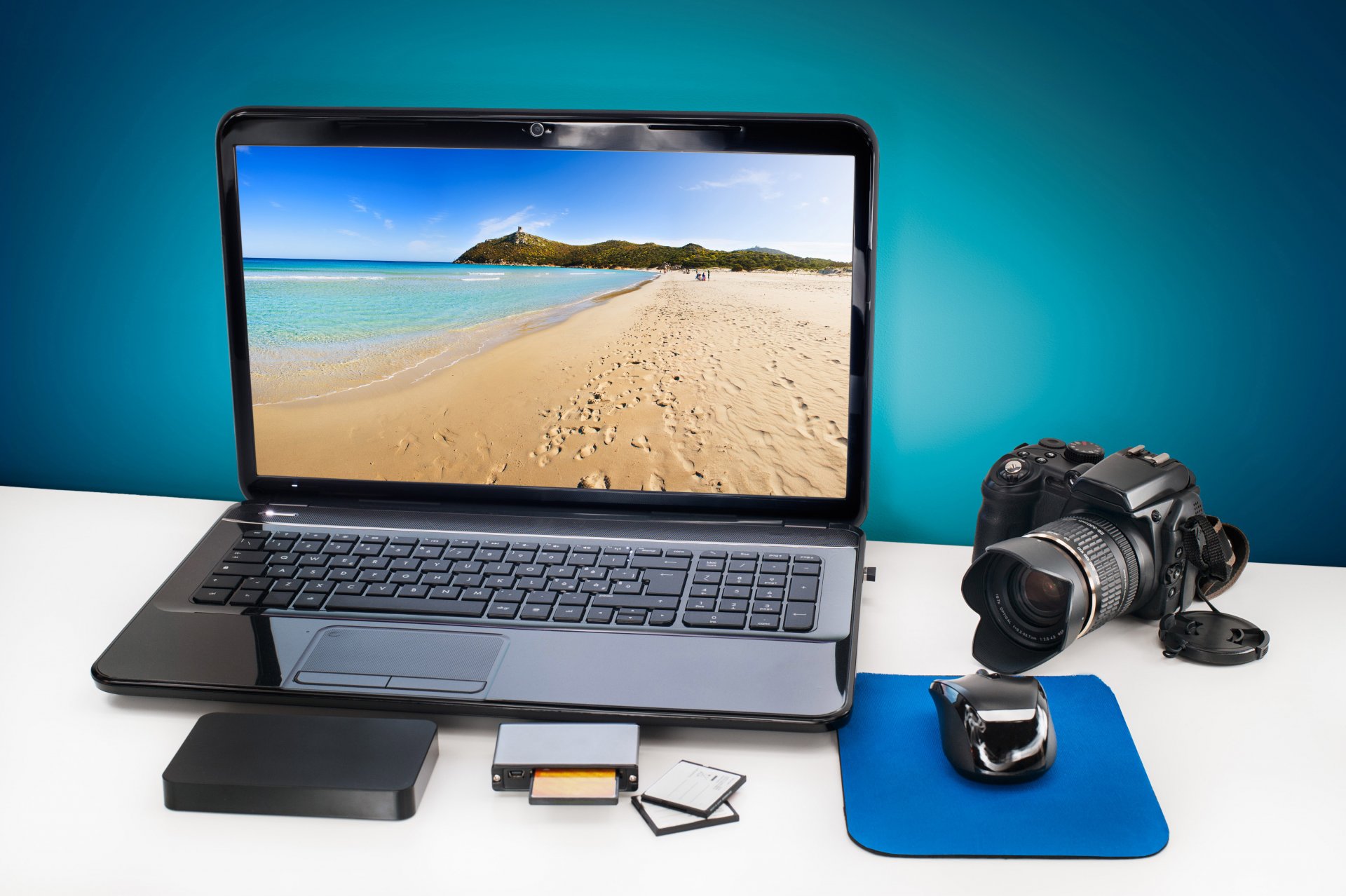 hallo-tech technologie arbeitstisch laptop touchpad laptop bildschirm marine landschaft foto kamera digital kamera computer maus maus externe festplatte kartenleser karte speicher bokeh hintergrundbilder