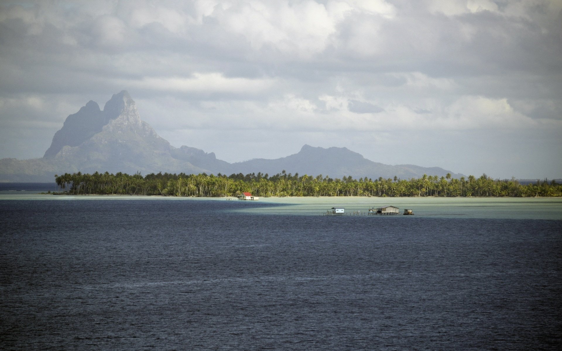 am vorabend des gewitters küste berge meer wolken bäume inseln tropen wasserhäuschen ozean palmen vegetation sommer resort natur landschaft