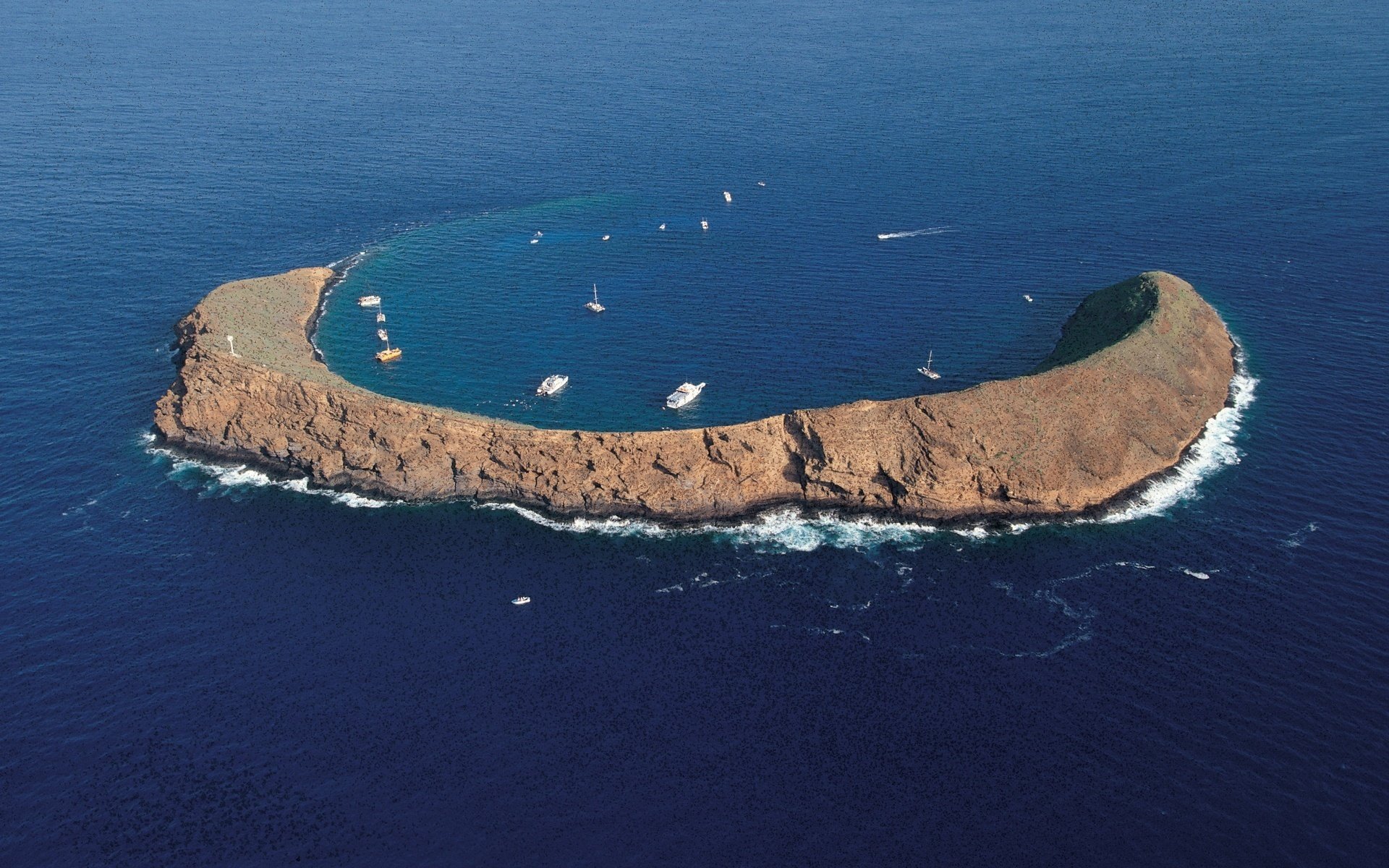 steininsel panorama ruhiger yachthafen blaues wasser wasser inseln ansicht höhe natur landschaft wellen blau glatte oberfläche sommer ozean insel boote boote