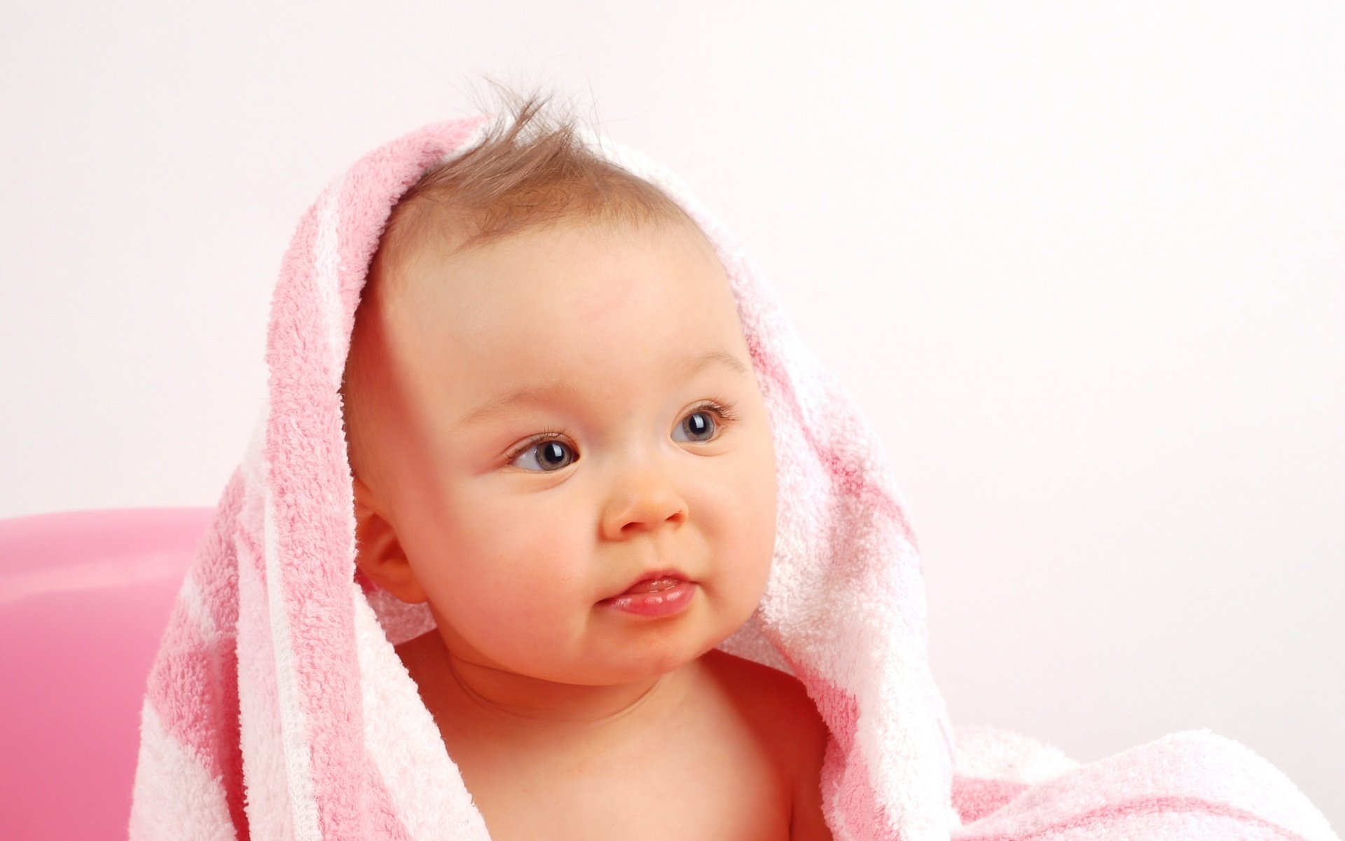rosa handtuch baby auslauf porträt blick augen gesicht