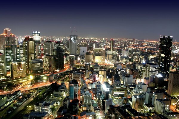 Nachtstadt mit Hochhäusern und Wolkenkratzern