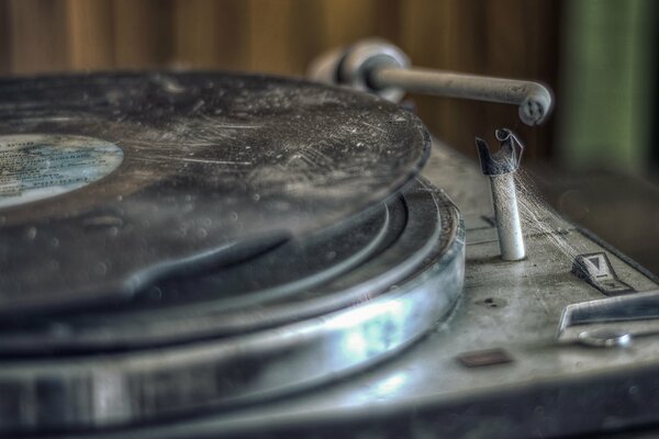 Alter schmutziger Plattenspieler mit Platte