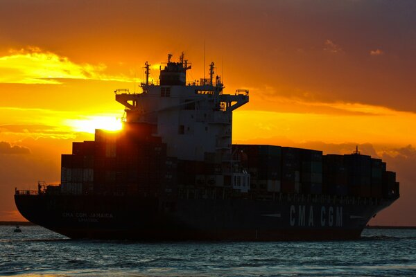 Containerschiff auf Sonnenuntergang Hintergrund
