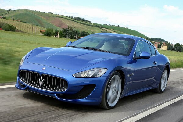 Blauer Maserati Granturismo auf Geschwindigkeit