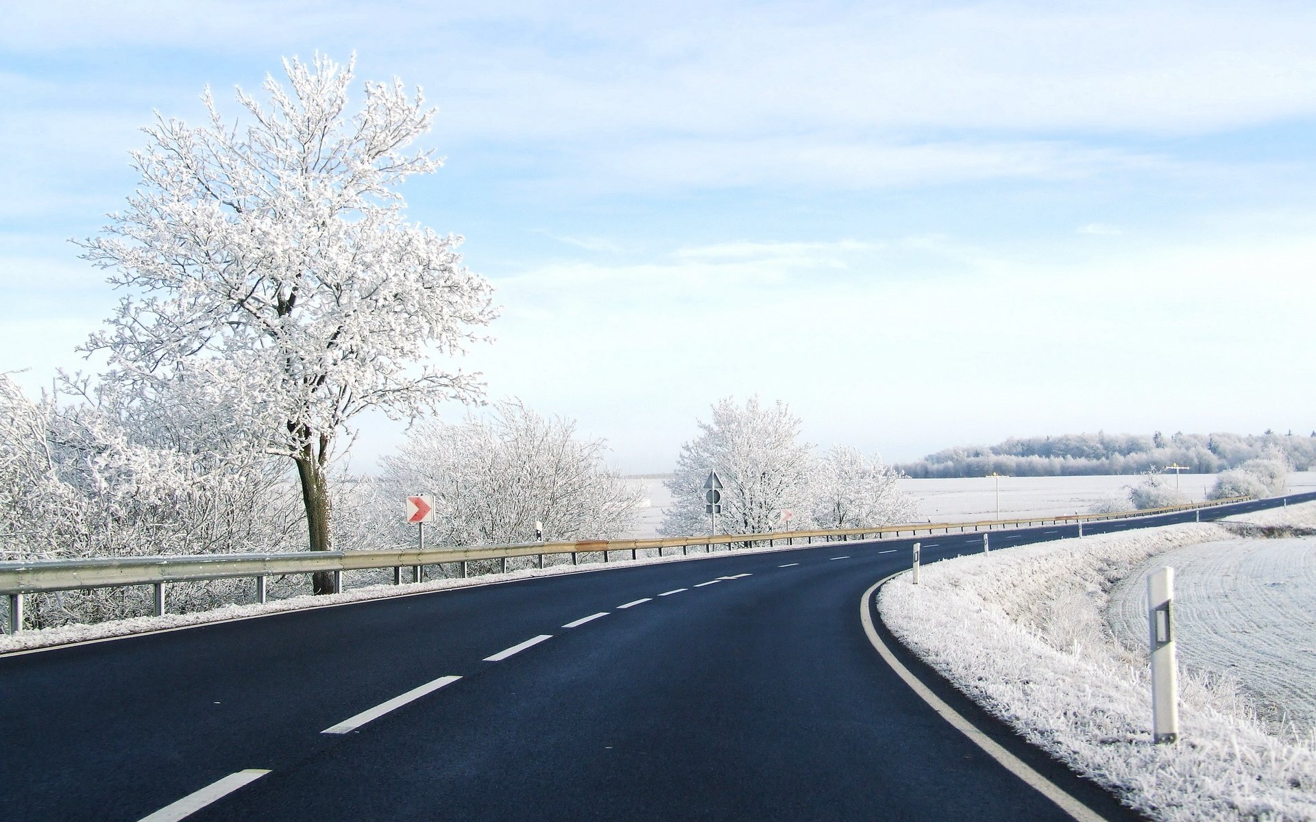 straße winter schnee bäume markierung drehen zaun spur zeichen zeiger zaun feld himmel frost