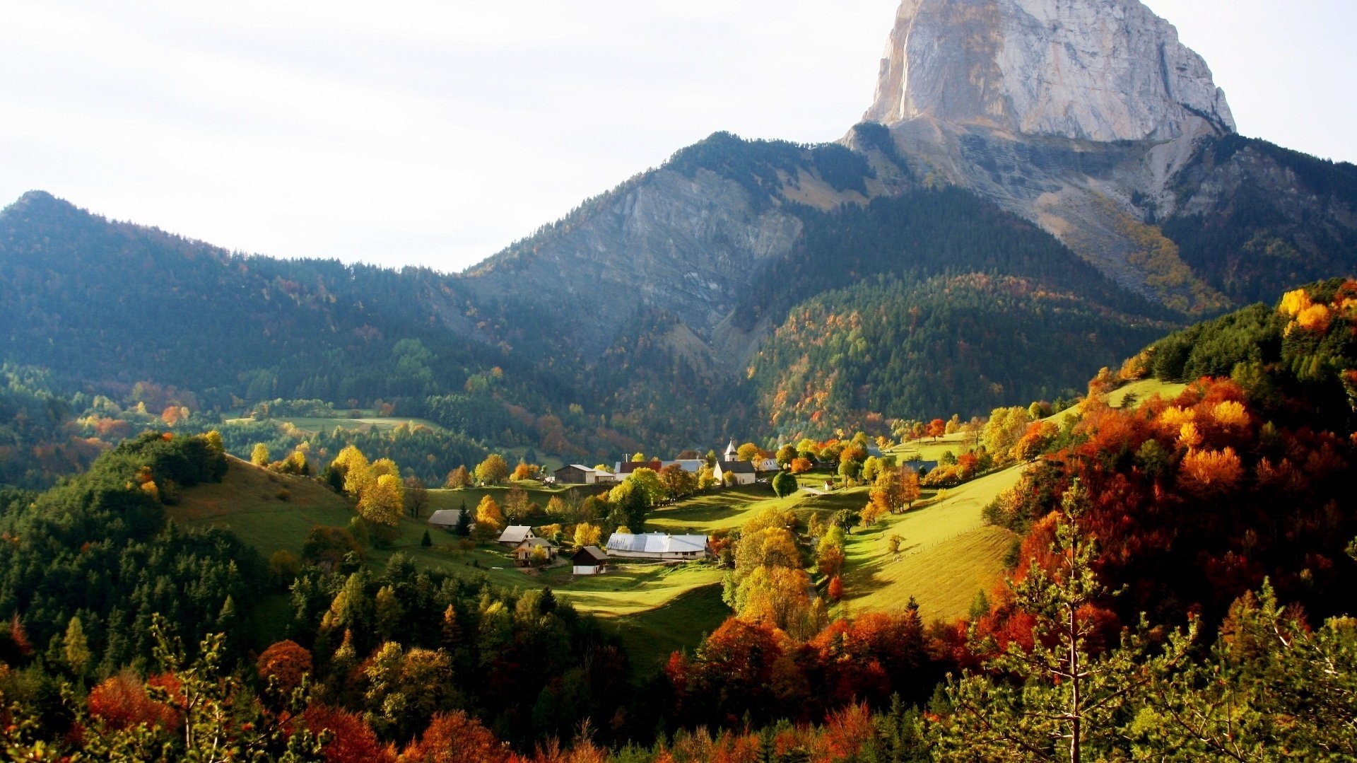 kleines dorf berge hügel herbst natur felsen dorf bäume wald tiefland sonnig tag
