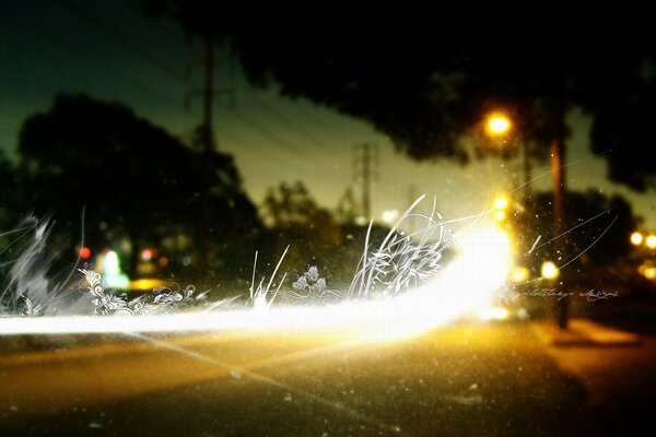 Nachts beleuchtete Straße mit Laternen