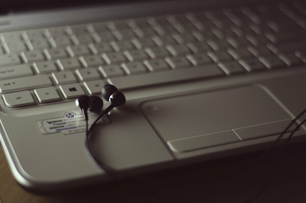 Ein großartiger Laptop mit Kopfhörern und einer Tastatur