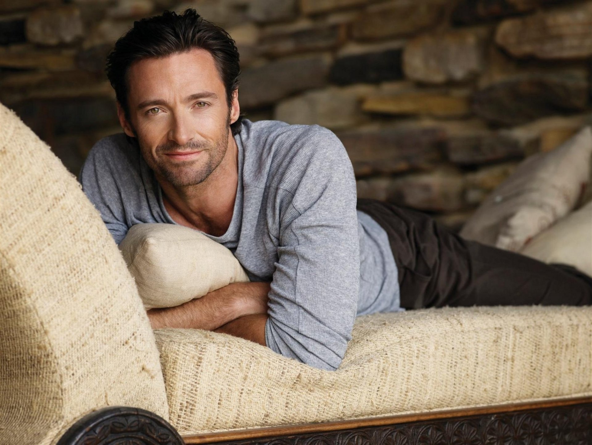couch entspannen hugh jackman leichte borsten blick lächeln schauspieler berühmtheit gutaussehend unrasiert augen gesicht