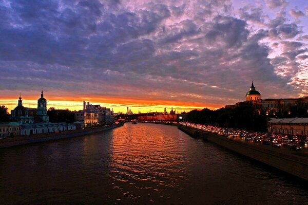 Sonnenuntergänge und Morgengrauen der russischen Stadt Moskau