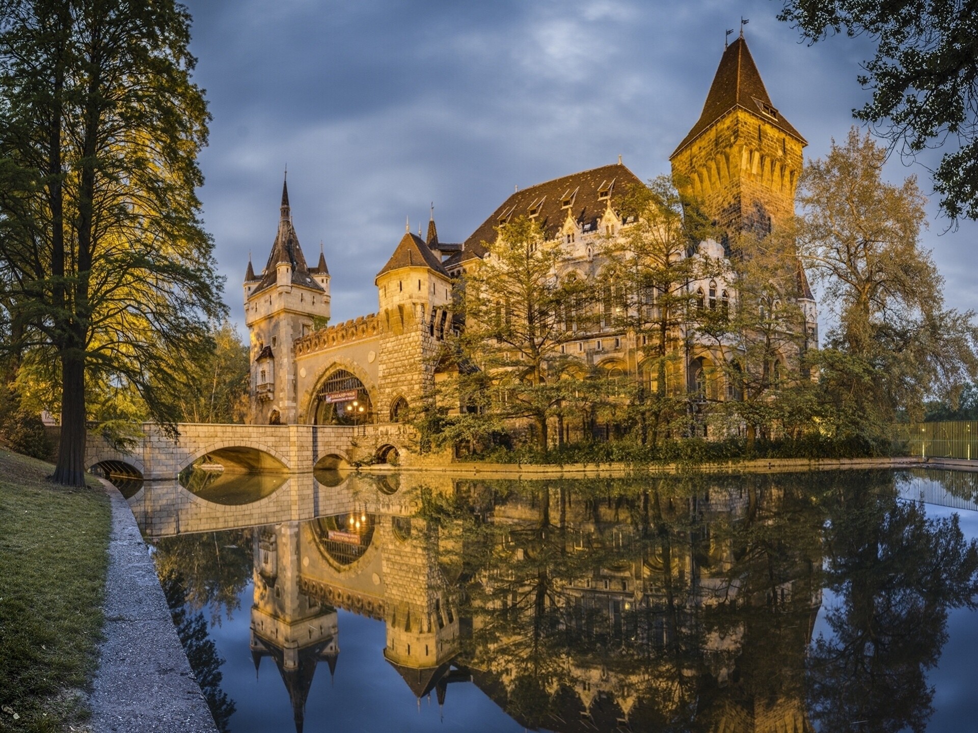 reflexion brücke budapest wasser ungarn