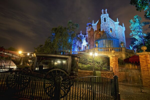 Blick auf das nächtliche Disneyland