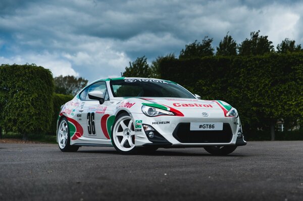 Toyota-Rennwagen mit Castrol-Werbung