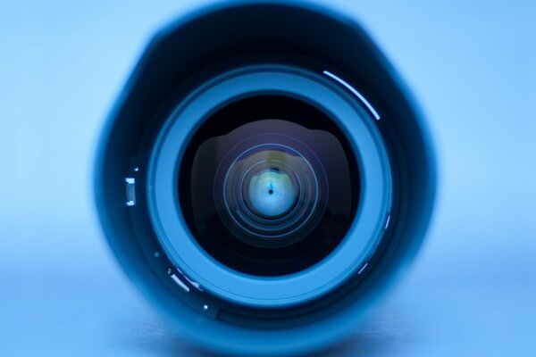 Großes Kameraobjektiv auf blauem Hintergrund