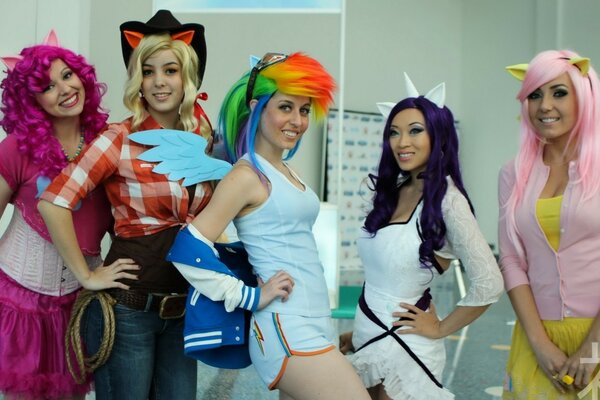 Mädchen in Kostümen