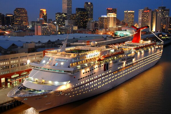 Kreuzfahrtschiff am Kai vor der Stadt