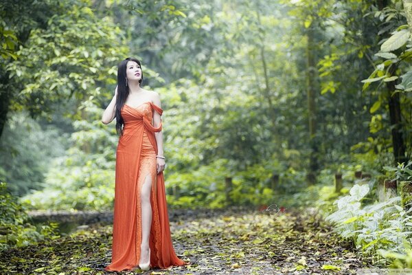 Fotoshooting des asiatischen Mädchens in der Natur