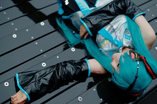 Mädchen mit schönen blauen Haaren