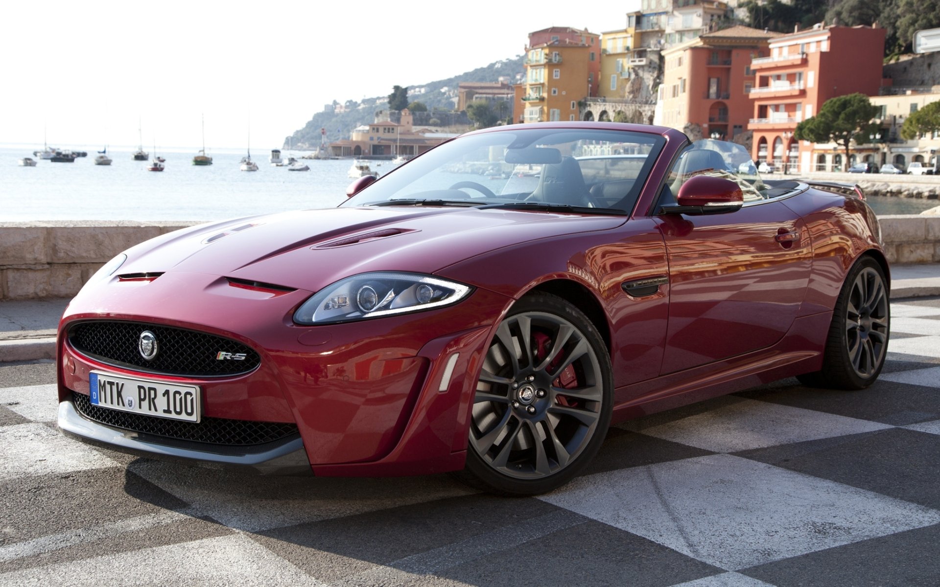 jaguar xkr-s cabrio jaguar rot supersportwagen front ufer yachten häuser