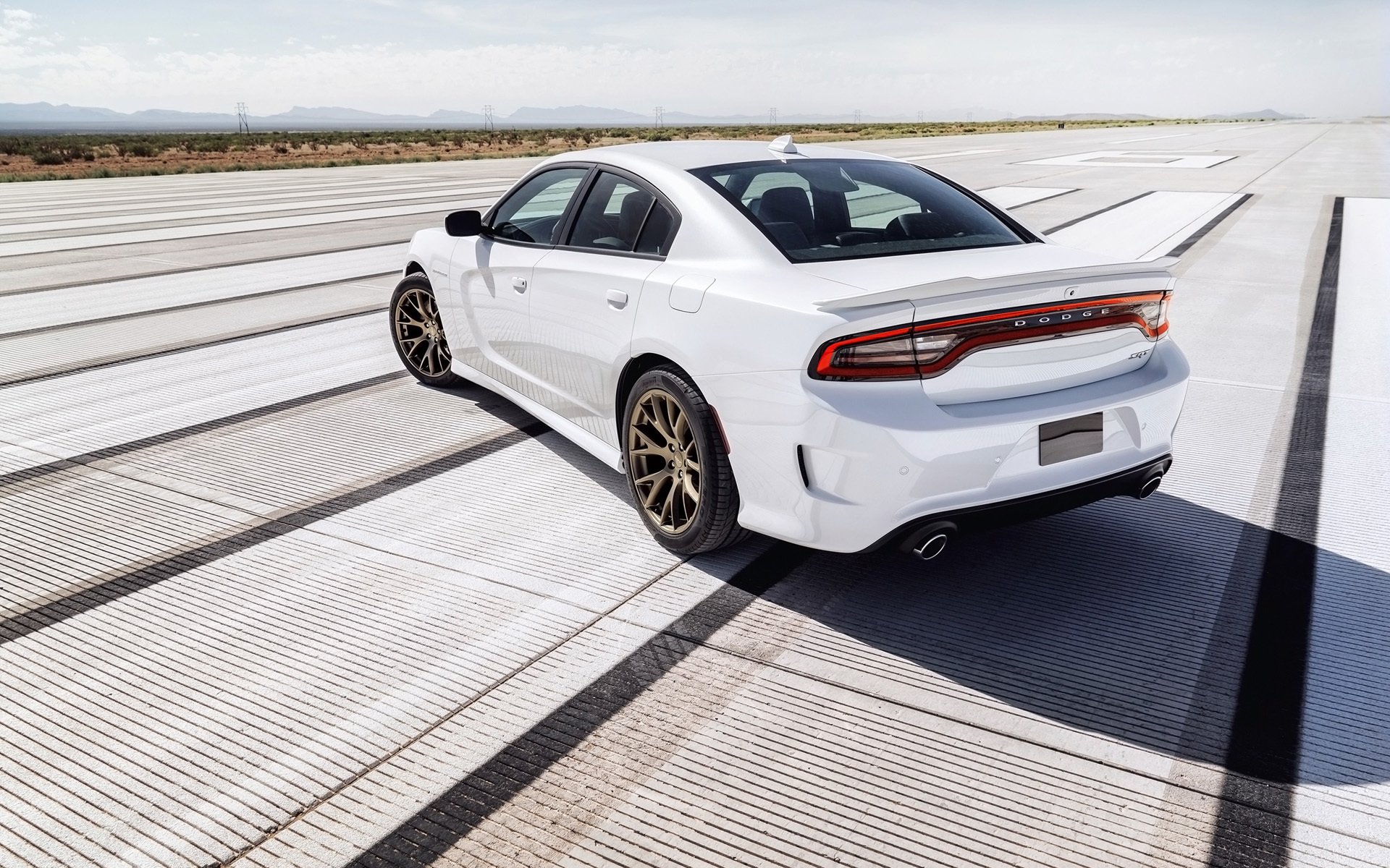 ausweichen ladegerät hundert hellcat ausweichen charger rückansicht horizont hintergrund