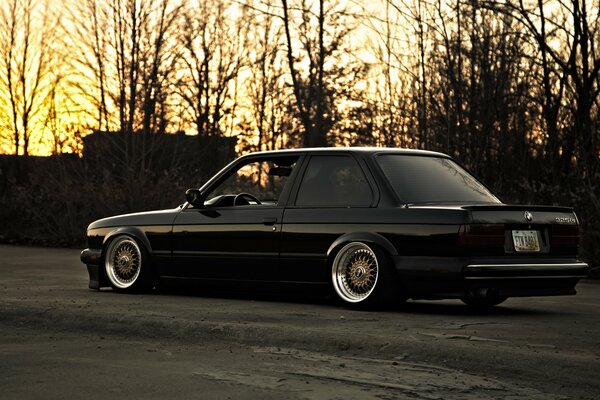 Stilvoller schwarzer bmw e30 in Bewegung