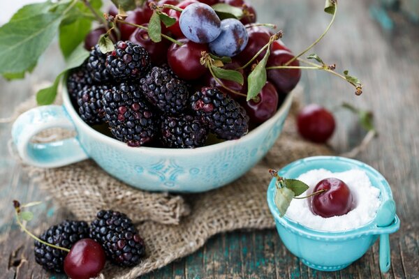 Schöne Beeren auf einer blauen Untertasse