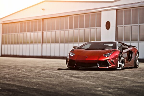 Auf dem Hintergrund eines roten Lamborghini Hangars