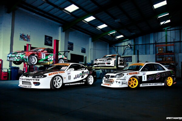 Sportwagen stehen in der Garage beim Tuning