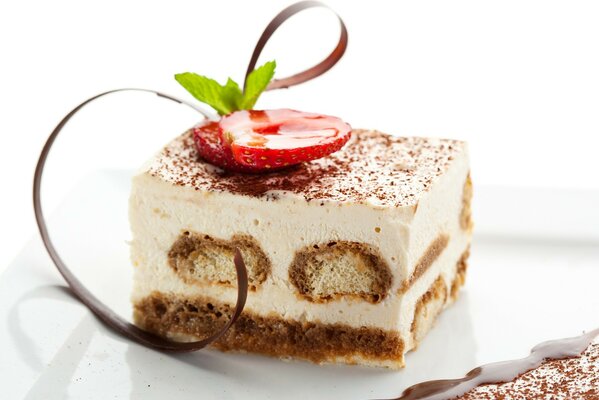 Tiramisu-Kuchen mit Erdbeercreme