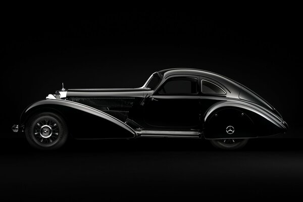Schwarzes Mercedes-Auto im Retro-Stil auf schwarzem Hintergrund
