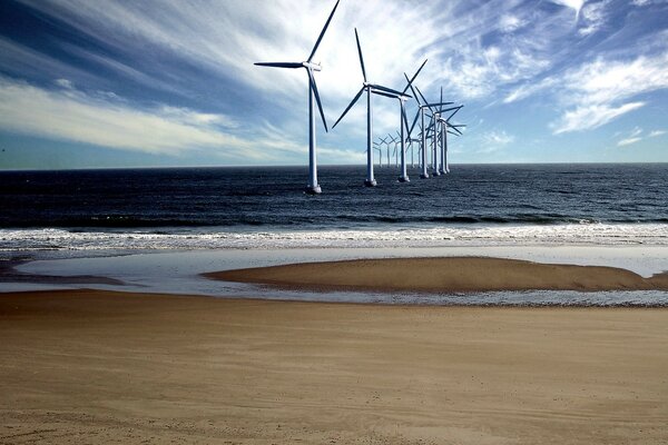 Offshore-Windmühle am Sandufer