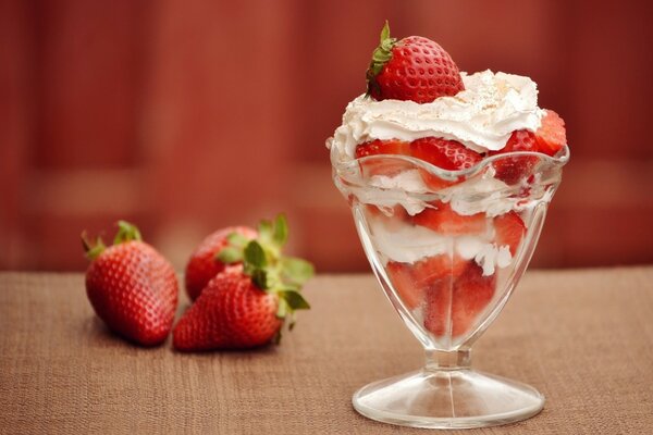 Erdbeer-Dessert und Beeren auf dem Tisch