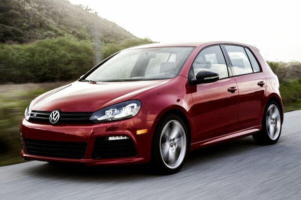 Volkswagen, Golf in roter Farbe unterwegs