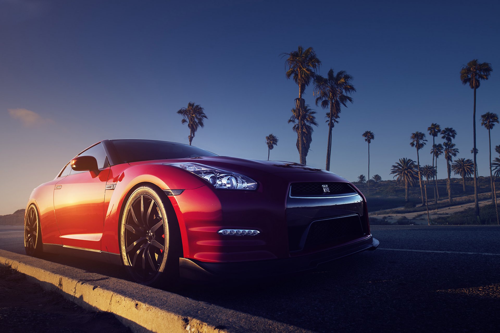 nissan gt-r r35 rot vorne straße palmen sonnenuntergang