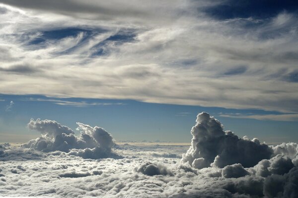 Lockige Wolken am blauen Himmel