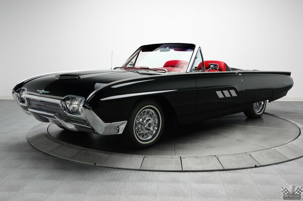 Klassiker sind immer in Mode. Schwarzes Ford Cabrio