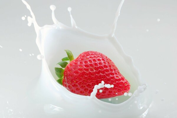 Erdbeeren in Milch mit Streuselmuster