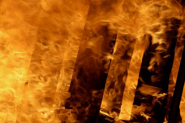 Die Flammen des Feuers schlugen die Holzkonstruktionen vollständig um