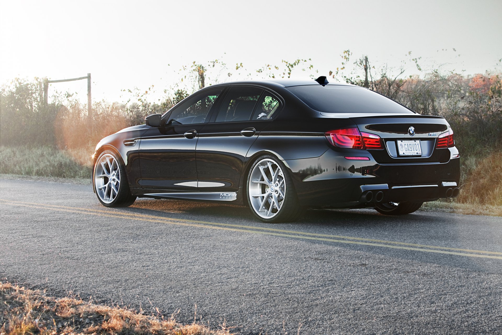 bmw m5 f10 schwarz bmw rückansicht straße markierung