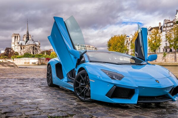 Blauer Lamborghini auf der Brückenstraße von Paris