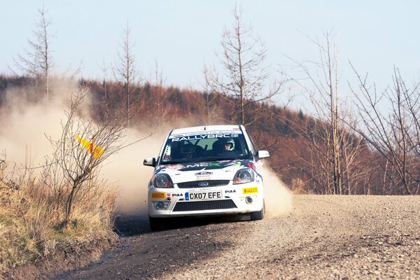 Sportwagenfahrer rast über die Steppe