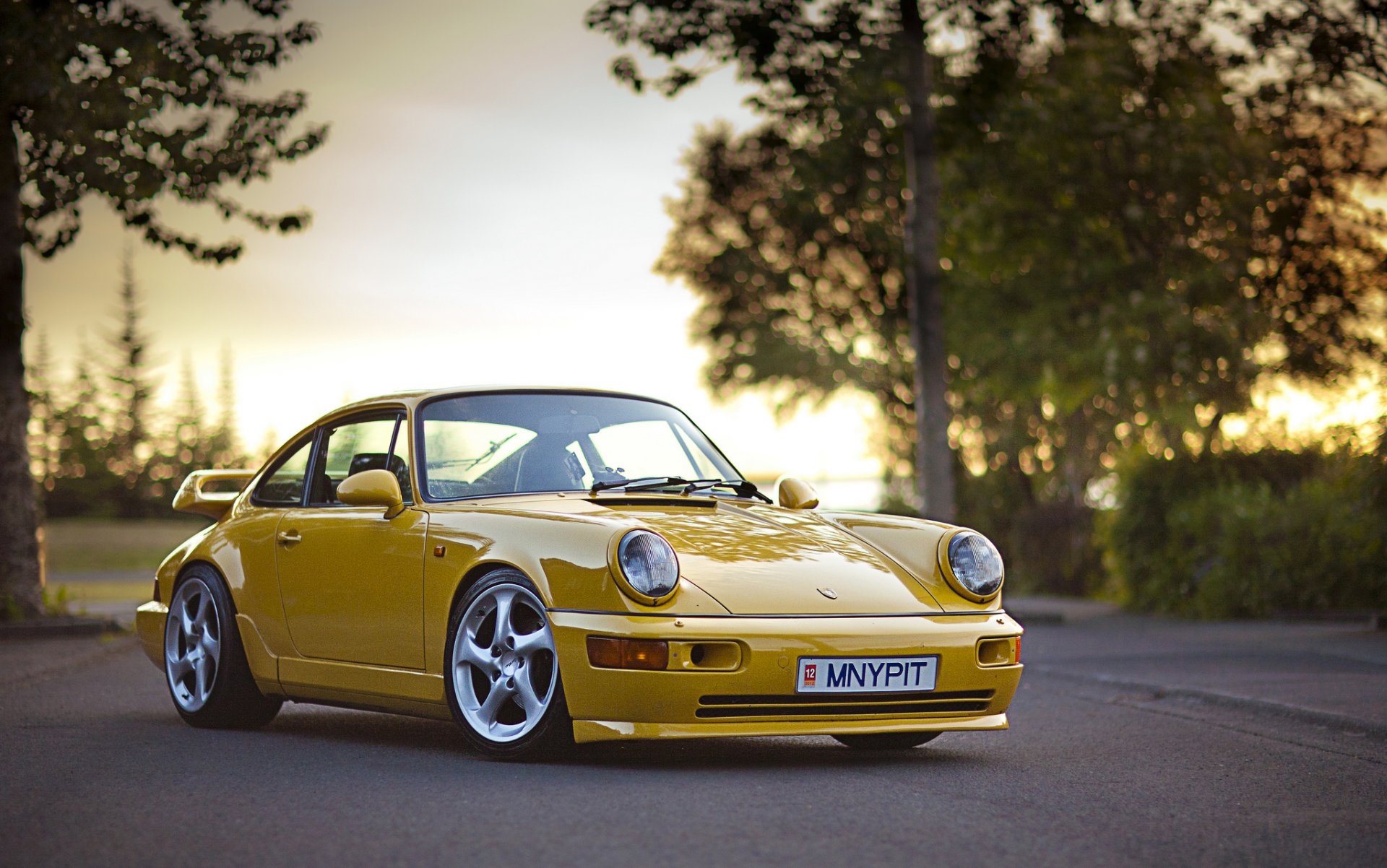 911 carrera 4 überladen gelb