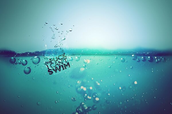 Spritzwasser auf blauem Hintergrund mit Blasen