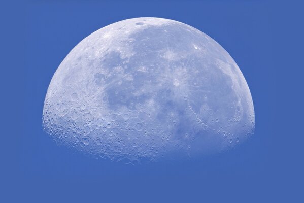 Unvollständiger Mond auf blauem Himmelshintergrund