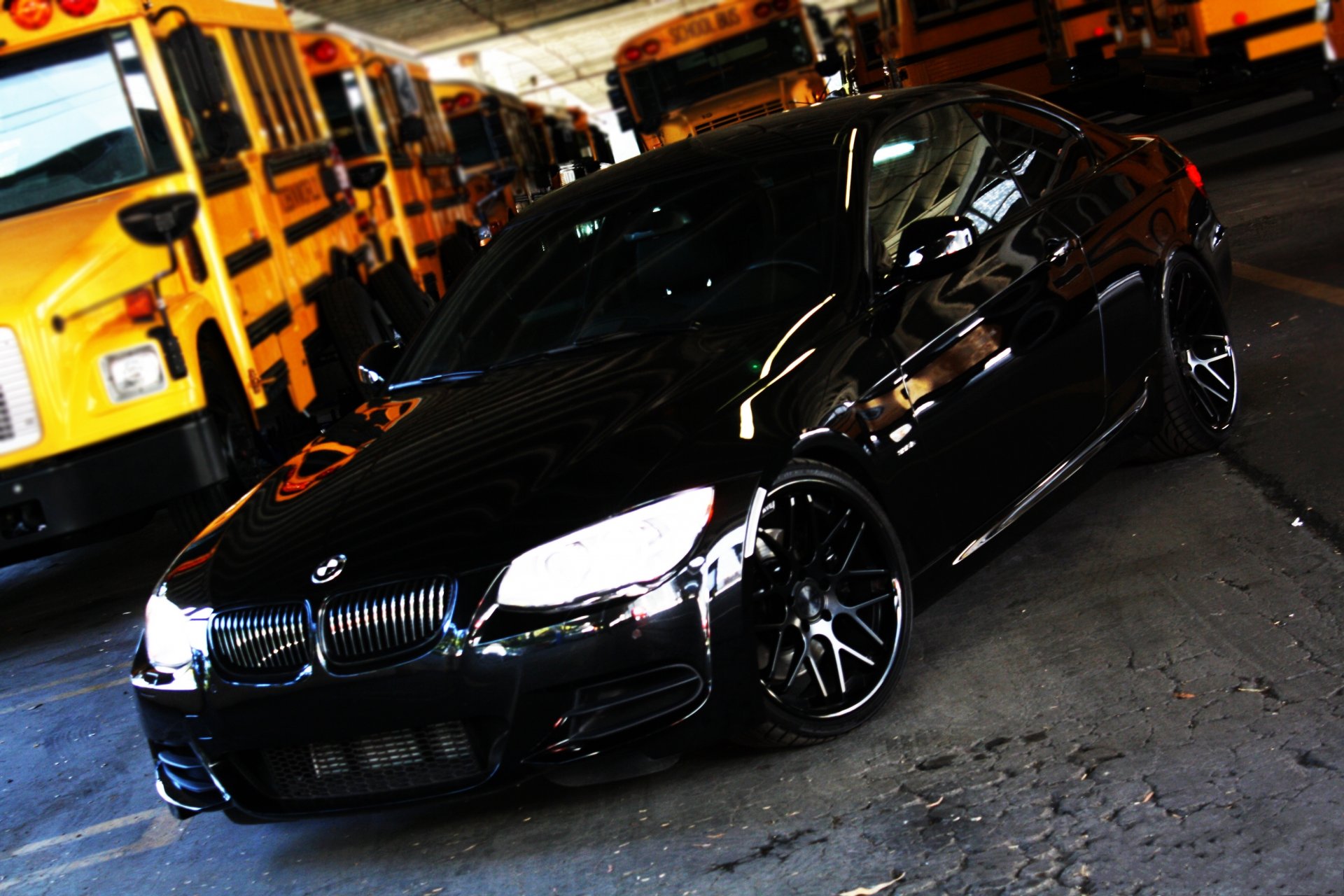 bmw 335i schwarz bmw vorderansicht scheinwerferlicht schulbus