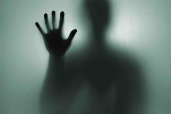 Die Hand eines Fremden im Schatten
