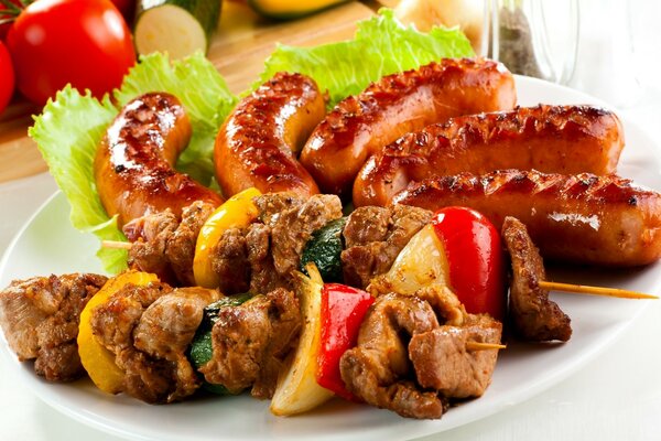 Gut zubereitete Bratwürste und schmackhafter Schaschlik