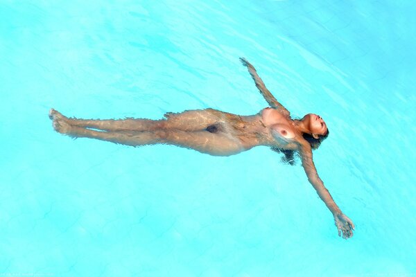 Schöne sexy Mädchen am Pool