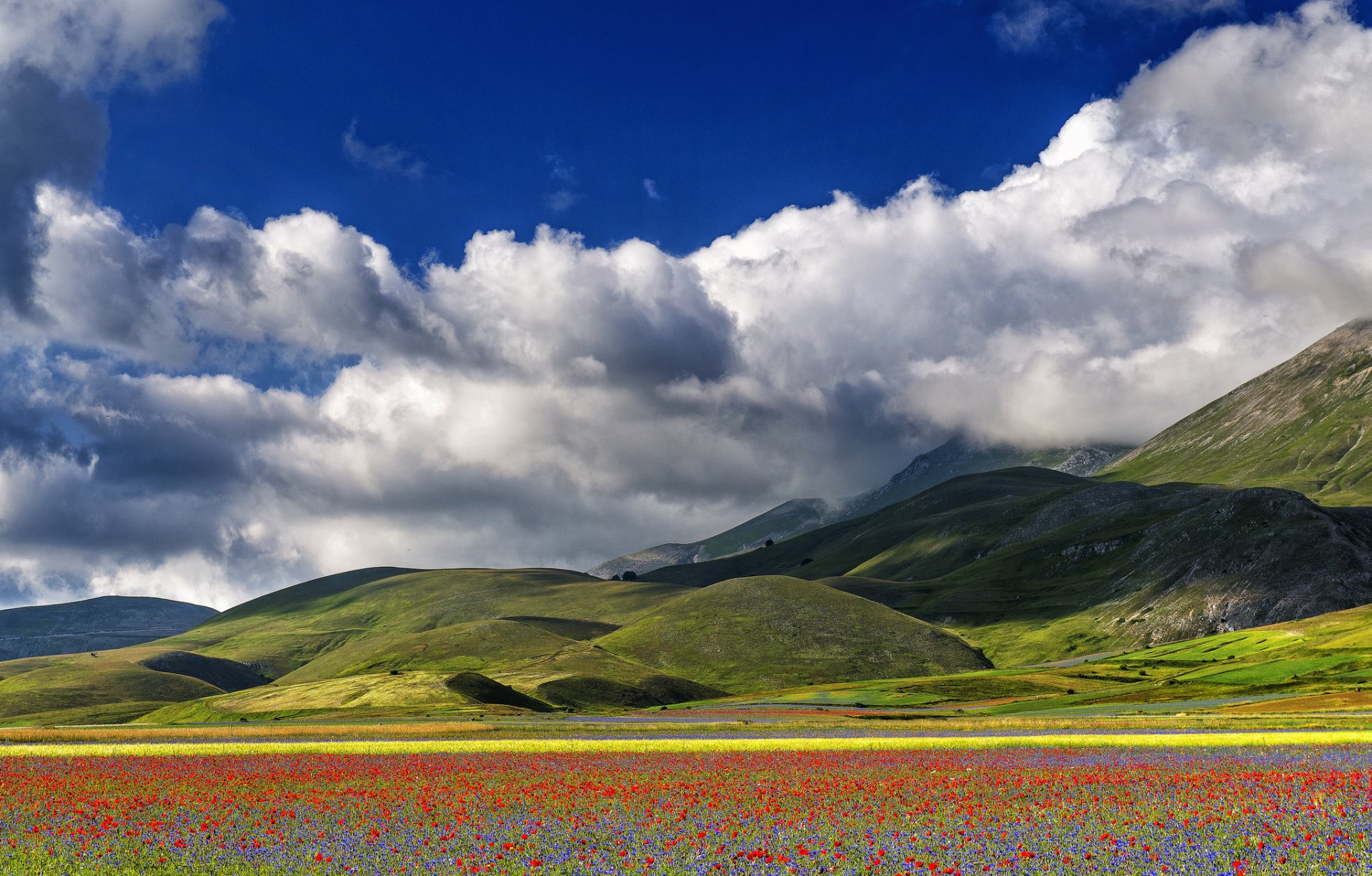 italien himmel wolken berge wiese blumen mohnblumen