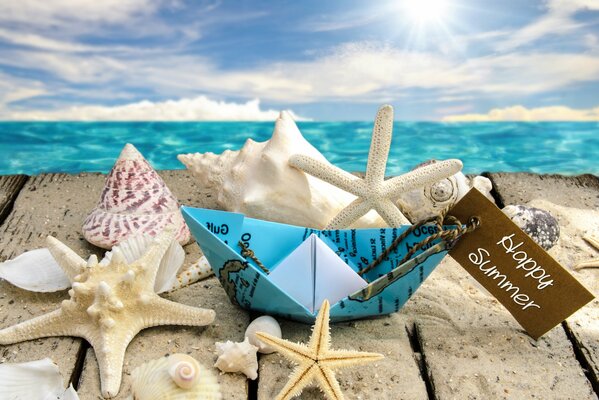 Sonne und Sterne am Meer. Strand mit Muscheln und Seesternen